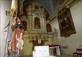  ??  ?? Au premier plan du choeur baroque de Saint-Roch, la statue du saint protecteur contre la peste, sortie de la sacristie pendant la crise sanitaire.