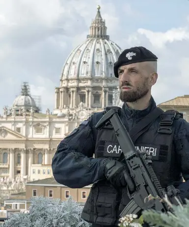  ??  ?? Un carabinier­e Api (Aliquota primo intervento) controlla dall’alto piazza San Pietro (LaPresse)