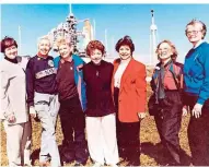  ?? FOTO: DPA ?? Wally Funk (2. v. l.) mit sechs weiteren Mitglieder­n der „Mercury 13“im Jahr 1995.