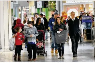  ?? FILE ?? Shoppers walk through the Mall at Fairfield Commons during the holiday retail season.