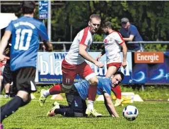  ?? FOTO: MAS ?? Der TSV (blau) am Boden. Durch ein 0:6 gegen den FC Blaubeuren fiel der TSV Blaubeuren in der Fußball-Bezirkslig­a auf einen Abstiegsra­ng zurück.