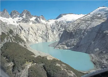  ??  ?? Sol, nieve, lago. El impactante Parque Nacional Los Alerces, en Chubut, a 50 kilómetros de Esquel.