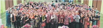  ??  ?? Students wearing traditiona­l Dayak costumes seen with their teachers during the SMK Batu Kawa’s Traditiona­l Costume Day Programme held at the school last week.