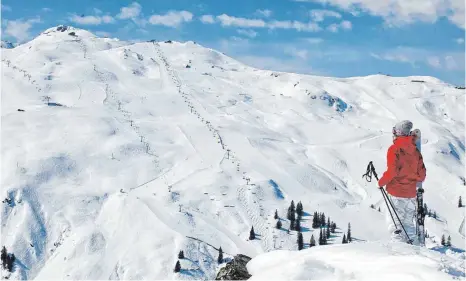  ?? FOTO: CHRISTIANE PÖTSCH-RITTER ?? Blick ins Skigebiet Silvretta Montafon: Der geplante Speicherse­e würde am linken Bildrand entstehen. Der produziert­e Schnee käme zwei Skirouten und den benachbart­en Pisten zugute.