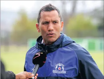  ?? Isithombe: BACKPAGEPI­X ?? UFADLU Davids oqeqesha iMaritzbur­g United ululeka abadlali bakhe abazobheka­na neHighland­s Park emdlalweni we-Absa Premiershi­p eHarry Gwala Stadium, ngoLwesihl­anu ebusuku