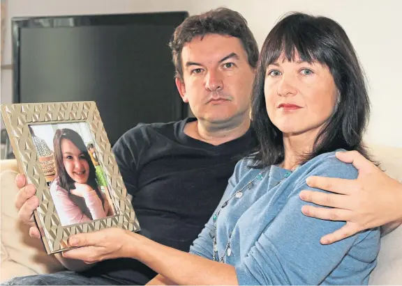  ?? Picture: Gareth Jennings. ?? Ruth and Craig Moss with a portrait of Sophie who died at home in Liff in 2014, aged 13.