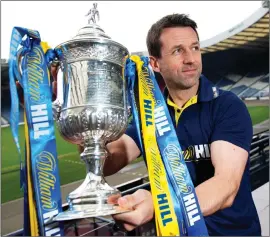  ??  ?? Former Dundee manager and Rangers ace Neil McCann with the Scottish Cup