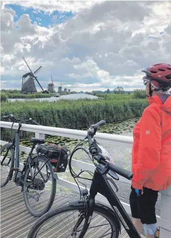  ?? FOTOS: BIRGIT LETSCHE ?? Die Radfahrer kommen immer wieder an Windmühlen vorbei, wie hier in Kinderdijk.