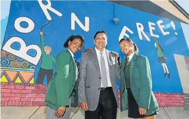  ?? Picture: WERNER HILLS ?? HE’LL BE MISSED: Paterson High principal Sivan Pillay gets a heartfelt send-off from pupils Thandiwe Maqina, 18, left, and Andiswa Manona, 17