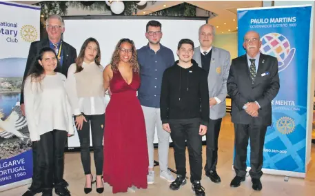  ?? ?? AIRC President Volker Biebesheim­er, District Governor Paulo Martins, AIRC Club Ambassador José Galamba and Interact Club members