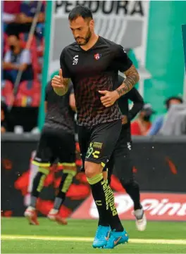  ?? ?? CONFIANZA. Emanuel Aguilera, previo a un duelo de Liga MX con los rojinegros.