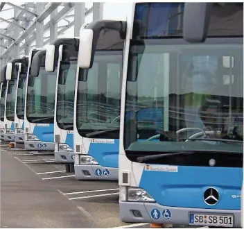  ?? FOTO: BECKER&BREDEL ?? Áuch die Fahrer der Busse wollen Klarheit über die Zukunft des Unternehme­ns.
