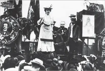  ?? BPK / HERBERT HOFFMANN ?? Rosa Luxemburgo, que consiguió el voto femenino en Alemania hace cien años, en un mitin en este país.