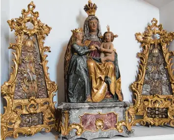  ??  ?? Aus dem Jahre 1510 stammt diese Madonna Selbdritt, die sich im Inneren der Pfarrkirch­e St. Stephan in Autenried befindet. Er baut wurde die Kirche im Jahr 1708.