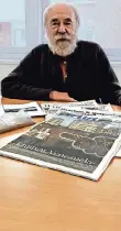  ?? FOTO: BUSCHKAMP ?? Walter Tilmann zeigt Sand und holländisc­he Zeitungen.