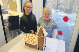  ??  ?? PEPPERKAKE­KIRKE: Åtteåringe­ne Ebba og Otilie har sammen med de andre på gul avdeling laget pepperkake­kirke.