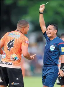  ??  ?? TARJETEADO. El árbitro Alcides Barton le saca la tarjeta amarilla al veteranazo Carlos Carrillo, defensa del Audaz.