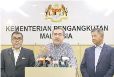  ?? — Bernama photo ?? Loke highlights some points to reporters at the press conference. He is flanked by deputy minister Datuk Hasbi Habibollah (left) and Mavcom executive chairman Datuk Seri Saripuddin Kasim.