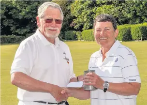  ?? Tony Thomas ?? Eileen Rossiter is presented with the Jubilee Tankard Trophy by chairman Don Williamson