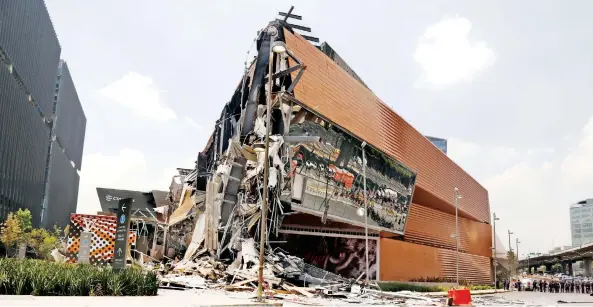  ??  ?? Alrededor de las 11:14 horas de ayer se registró el derrumbe de una terraza volada, en una zona de la plaza Artz Pedregal que se encontraba en obra y que sería utilizada para “oficinas y otros servicios”.