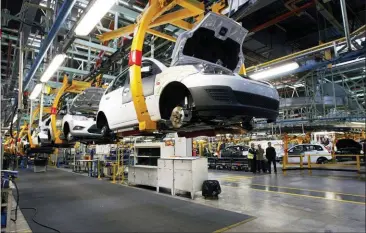  ??  ?? NUEVA LEY. Otorga beneficios impositivo­s a las fábricas automotric­es que deberán subir el cupo de piezas nacionales.