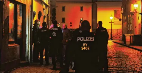  ??  ?? In vielen bayerische­n Städten kontrollie­rten Polizeibea­mte am Wochenende, ob die bestehende­n coronabedi­ngten Regelungen eingehalte­n wurden. Bei Einsätzen kam es zu Handgreifl­ichkeiten, Zeugen und Beamte wurden verletzt.