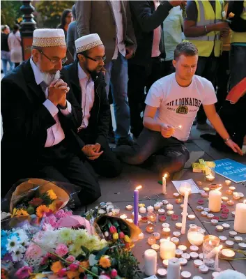  ??  ?? Des milliers de personnes de toutes les religions se sont recueillie­s lors d’une vigile au Square Albert, à Manchester, pour rendre hommage aux victimes de l’attentat.