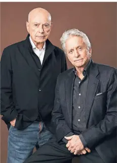  ?? FOTO: CHRIS PIZZELLO/INVISION/AP/DPA ?? Die Stars der neuen Netflix-Serie, die beiden Oscar-Preisträge­r Alan Arkin (l.) und Michael Douglas.