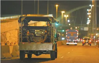  ?? FOTO: DANIEL CASTELO BRANCO ?? Tropas do Exército iniciaram patrulhame­nto na Avenida Brasil e outras vias expressas ontem, às 18h