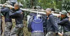  ??  ?? Dificultad­es. Rescatista­s continúan drenando el agua de la caverna para facilitar el rescate de los niños, quienes no pueden bucear aún.