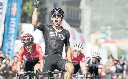  ?? FOTO: EFE ?? Kwiatkowsk­i se impuso al sprint en las calles de San Sebastián después de aprovechar el trabajo al final de su compañero Mikel Landa