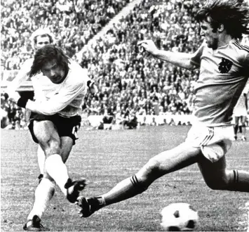  ??  ?? WM Finale 1974: Ruud Krol kommt zu spät. Gerd Müller trifft zum 2:1 Endstand für Deutschlan­d.