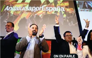  ??  ?? Première Deux des leaders de Vox, Santiago Abascal et Francisco Serrano, célèbrent l’entrée du parti au parlement régional.