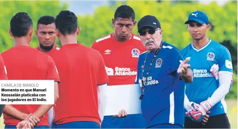  ?? FOTOS: RONAL ACEITUNO ?? CHARLA DE MANOLO Momento en que Manuel Keosseián platicaba con los jugadores en El Indio.