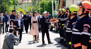  ?? (Photos Frank Muller) ?? Le ministre de l’Intérieur, Gérard Collomb, a passé les sapeurs-pompiers volontaire­s en revue à Salernes.