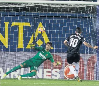  ??  ?? EL TERCERO. Banega marcó el 2-3 de penalti tras engañar a Barbosa en su lanzamient­o.