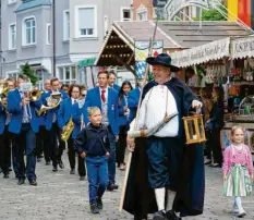  ??  ?? Auch das ist Tradition beim Guntiafest: der Umzug, angeführt vom Nachtwächt­er auf dem Marktplatz.