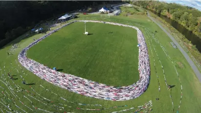  ??  ?? The chain is estimated to be 195,000 bras long, stretching 107 miles.