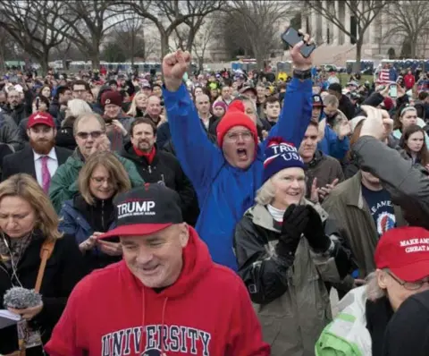  ?? © Chris Usher/epa ?? Fans van Donald Trump kwamen de nieuwe president hun steun betuigen.