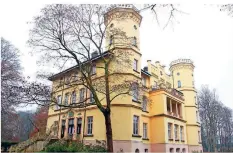  ?? FOTO: BERND F. MEIER/DPA-TMN ?? Schloss Schwansbel­l mit seinen achteckige­n Türmen