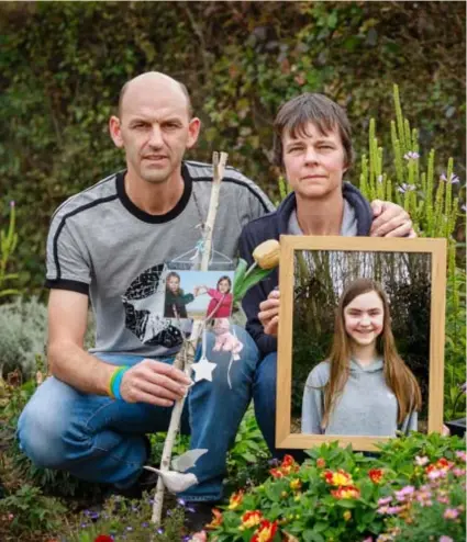  ?? FOTO DIRK VERTOMMEN ?? Papa Stefan en mama Ann in de tuin met een foto van dochter Sofie.