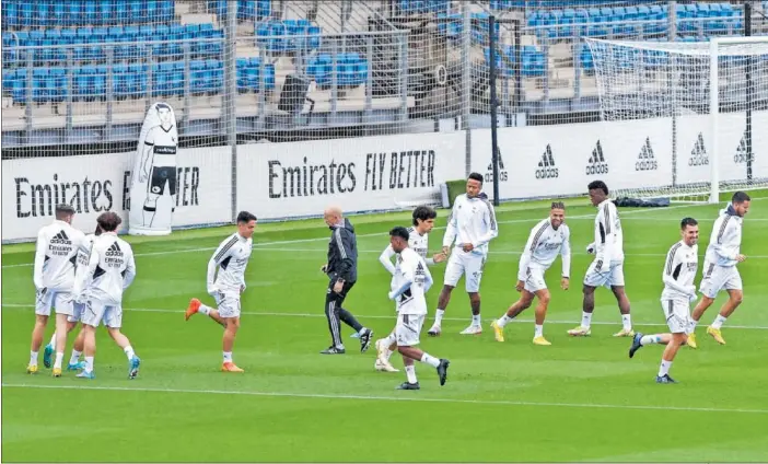  ?? ?? El Madrid se ejercitó ayer en su última sesión antes del Cádiz sin Benzema ni Rüdiger, que finalmente tampoco estuvieron en la lista de Ancelotti para hoy.