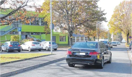  ?? FOTO: JENNIFER KUHLMANN ?? Auf diesem Foto aus dem Archiv machen die Autofahrer alles richtig. Am Dienstag vergangene­r Woche hatten mehrere Eltern mit ihren Autos im absoluten Halteverbo­t neben dem Lehrerpark­platz gestanden und so einem Mädchen und einem Autofahrer die Sicht...