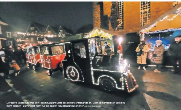  ?? FOTO: BÜLLESBACH ?? Der Neye-Express führte den Fackelzug zum Start des Weihnachts­markts an. Doch so harmonisch sollte es nicht bleiben – zumindest nicht für die beiden Hauptorgan­isatorinne­n.