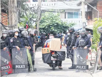  ?? PHOTOS BY NUTTHAWAT WICHEANBUT ?? RIGHT
Riot police officers at Din Daeng flats in Soi Chaturathi­t Song (Soi Saeng Uthaithip).