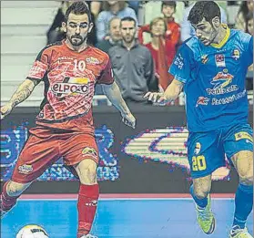  ?? FOTO: LNFS ?? Álex, jugador de ElPozo Murcia, ante Rubén Orzaez, de Peñíscola RehabMedic.