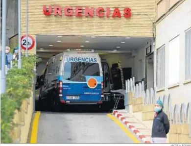  ?? JAVIER ALBIÑANA ?? La entrada al Hospital Regional de Málaga.