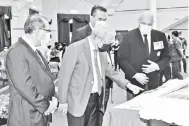  ?? — Gambar Muhammad Rais Sanusi ?? PENGHORMAT­AN: Masing (dua kiri) memberi penghormat­an terakhir kepada mendiang Awang di Dewan Suarah Kuching semalam.