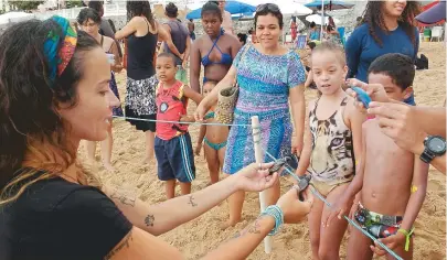  ??  ?? Quem esteve ontem de manhã no Porto da Barra foi surpreendi­do com a soltura das tartarugas marinhas