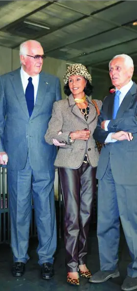  ?? AMIGOS DEL MUSEO DEL TRAJE ?? Givenchy, izda., y Venet, junto a Sonsoles Díez de Rivera, durante un homenaje de los Amigos del Museo del Traje